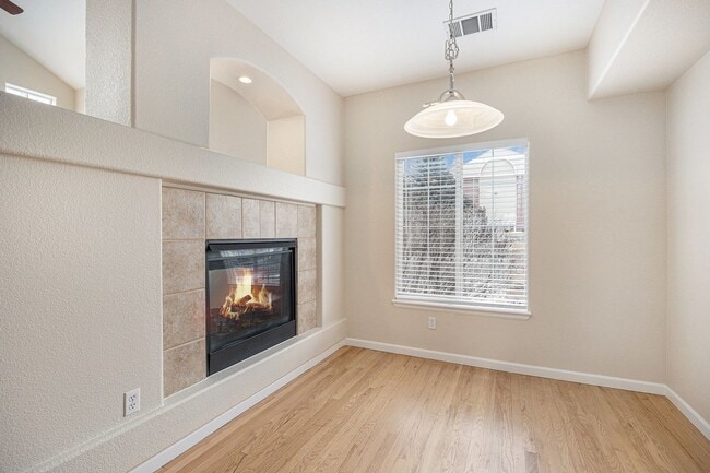 Building Photo - Bright & Spacious End-Unit Townhome with High Ceilings, Fireplace and over 1500 sqft of Living Sp...