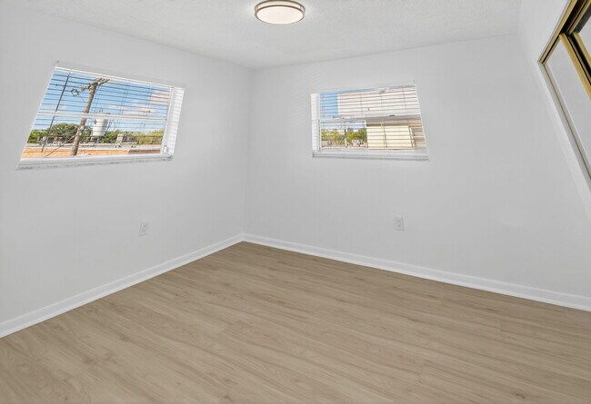 Building Photo - 1735 NE 164th St