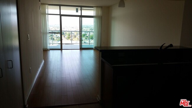 Building Photo - 13700 Marina Pointe Dr