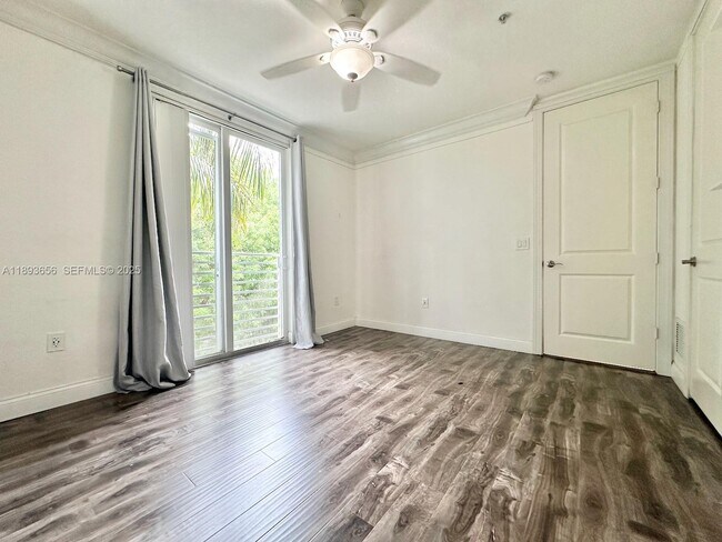 Building Photo - 813 SE 18th Ct