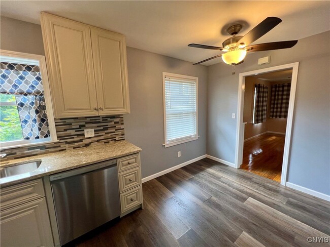 Building Photo - 427 Mosley Dr