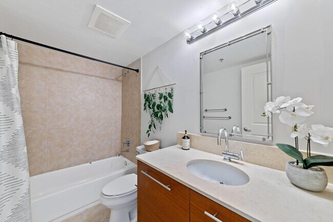 Building Photo - 2641 N Flamingo Rd