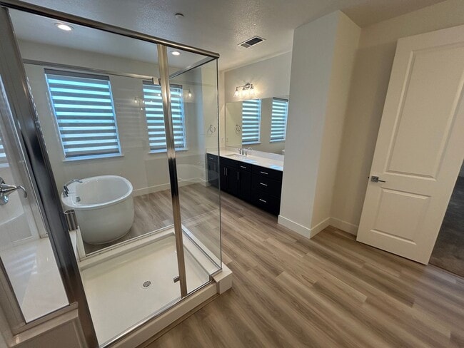 Building Photo - Spacious 4 Bed 2.5 Bath Home in Ellis with Solar!