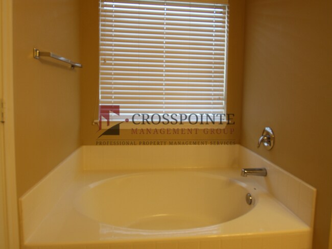 Building Photo - Available! 3 Bedroom Home in Flint!