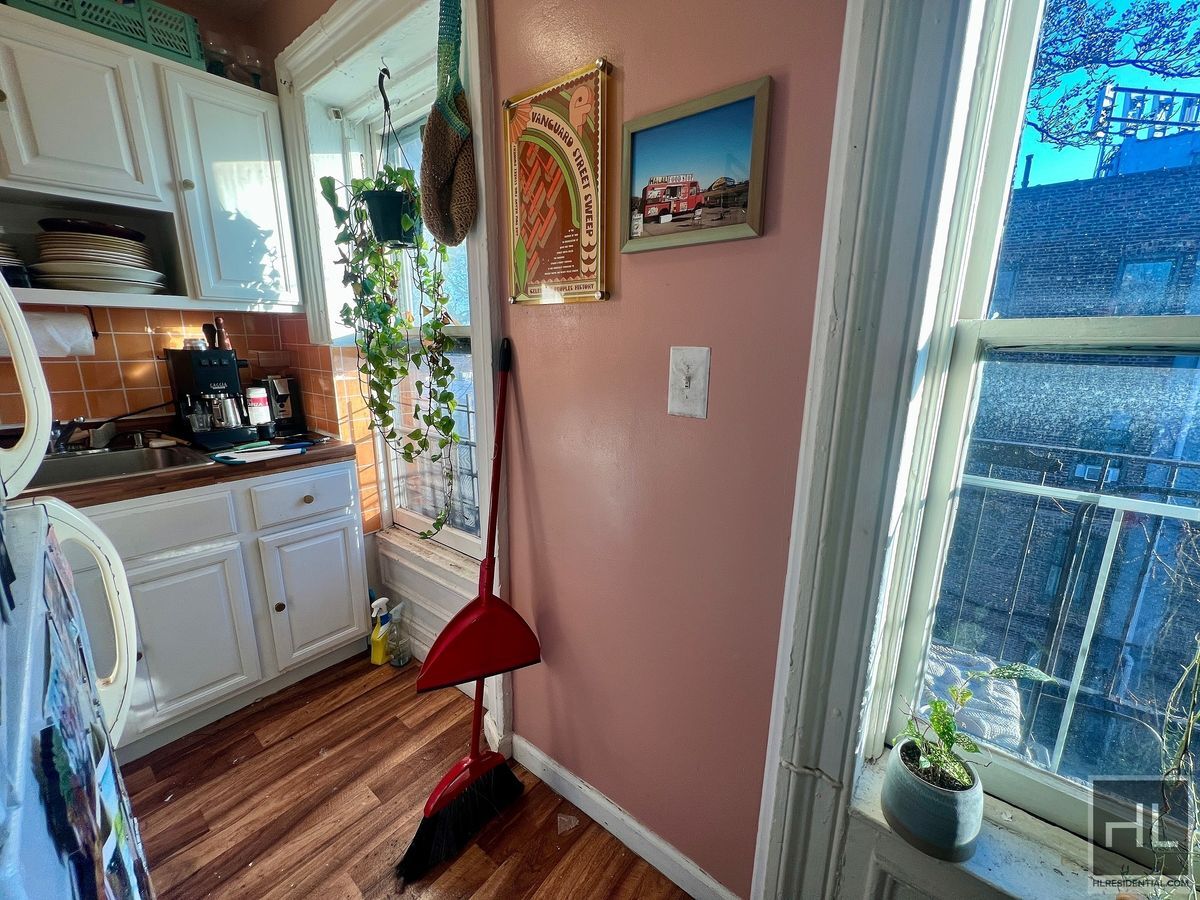 Building Photo - 2BR 1BA Sunny Top Floor Sprawling Brownstone On Clinton Hill / Bedstuy Border