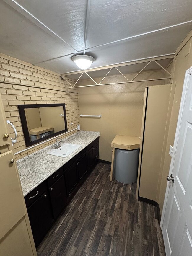 Building Photo - 3938 Cloverdale Rd