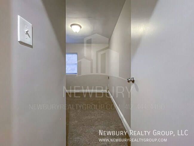Building Photo - Cozy 2 Bedroom Available Now!