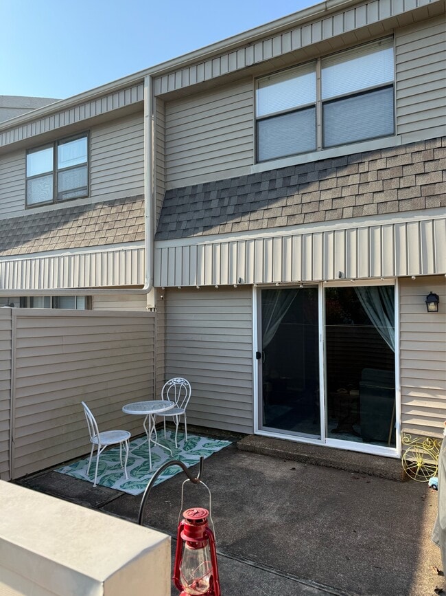 Building Photo - 135 Hillview Dr