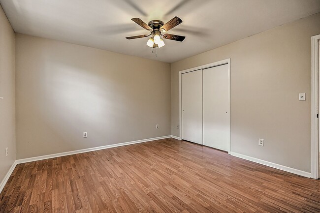 Building Photo - Newly Renovated 2 Bedroom 1.5 Bath Condo located in Elizabethton, TN