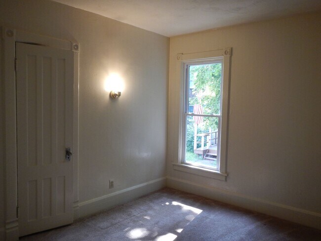 Building Photo - Bright  Second Floor Flat Around Corner Fr...