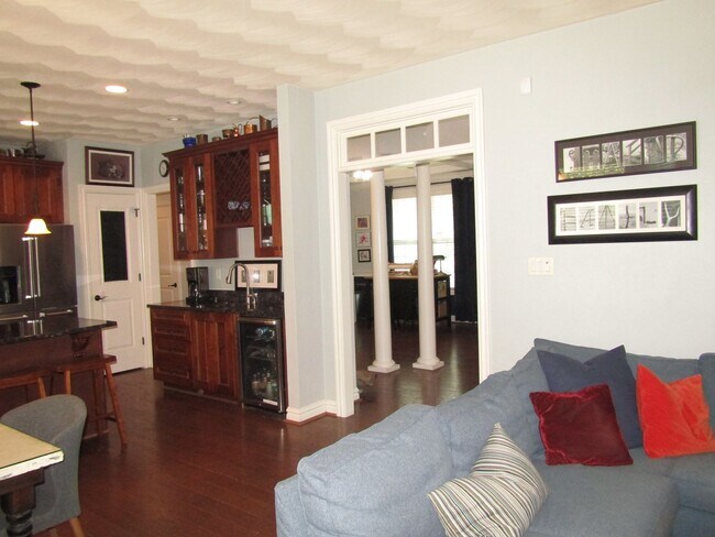 Building Photo - 2084 Kittridge Dr