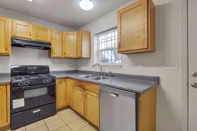 Building Photo - 1577 Chase St