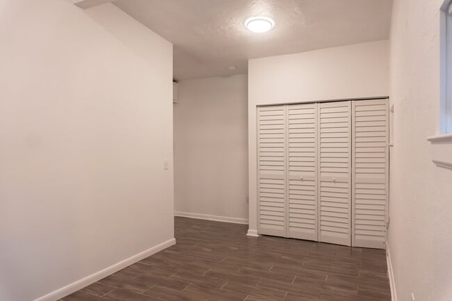 Building Photo - 1118 Louise Dr