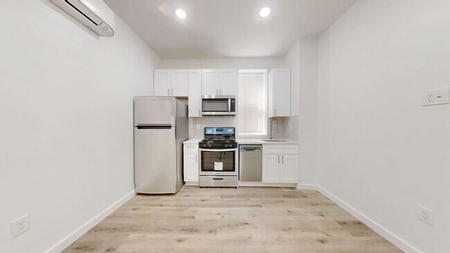 Building Photo - Modern & Renovated 1BD 1BA Apartment