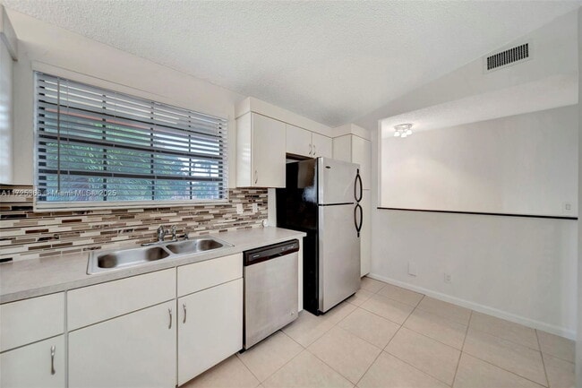 Building Photo - 204 Congressional Way