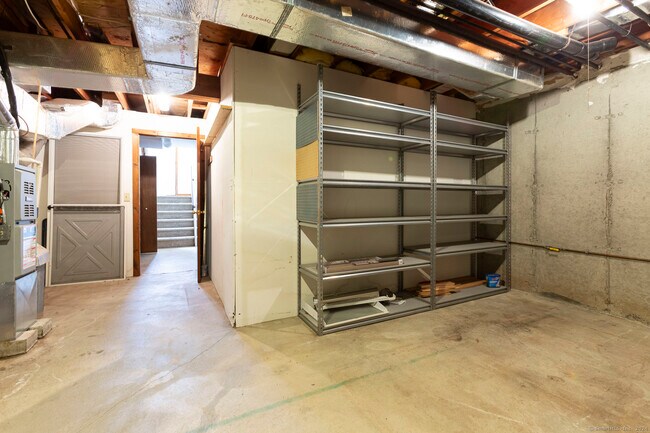 Building Photo - 1 Oak Frst Dr
