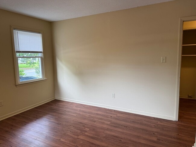 Building Photo - Updated Two Bedroom Apartment in Statesville