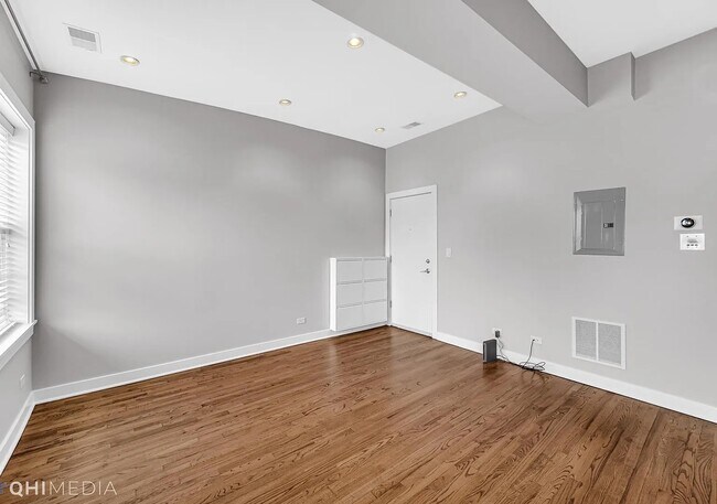 Building Photo - 1454 W Roscoe St