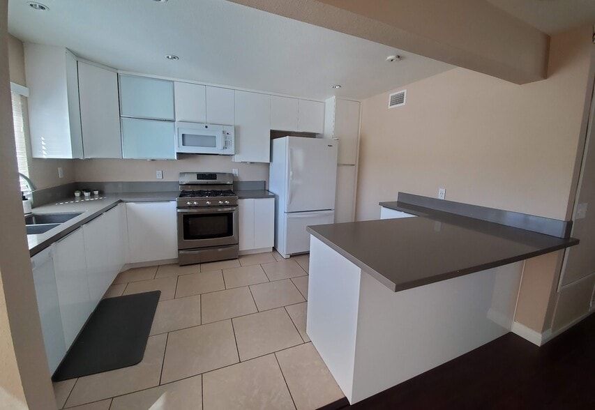 Building Photo - 2344 Hampstead Way