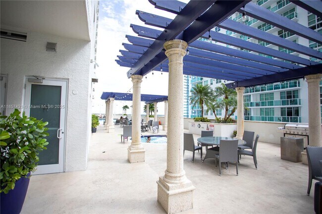 Building Photo - 1200 Brickell Bay Dr