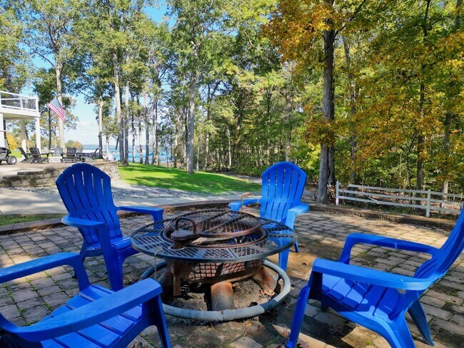 Building Photo - Furnished Home on KY Lake