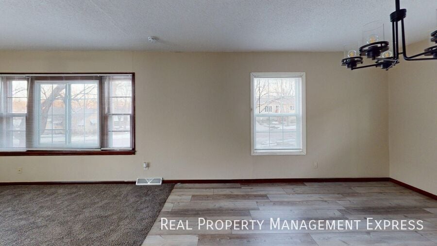 Building Photo - 3 Bedroom 1 Bathroom Unit