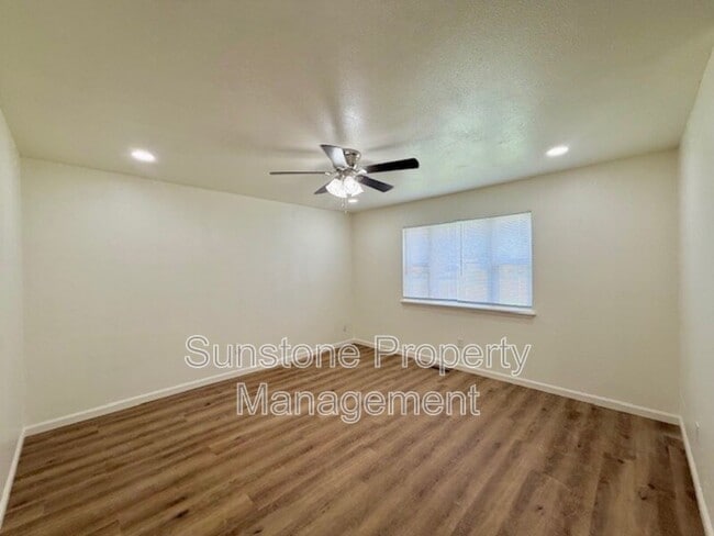 Building Photo - 305 N Dogwood St