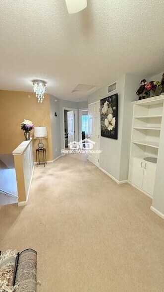 Building Photo - 10740 Town Square Dr NE