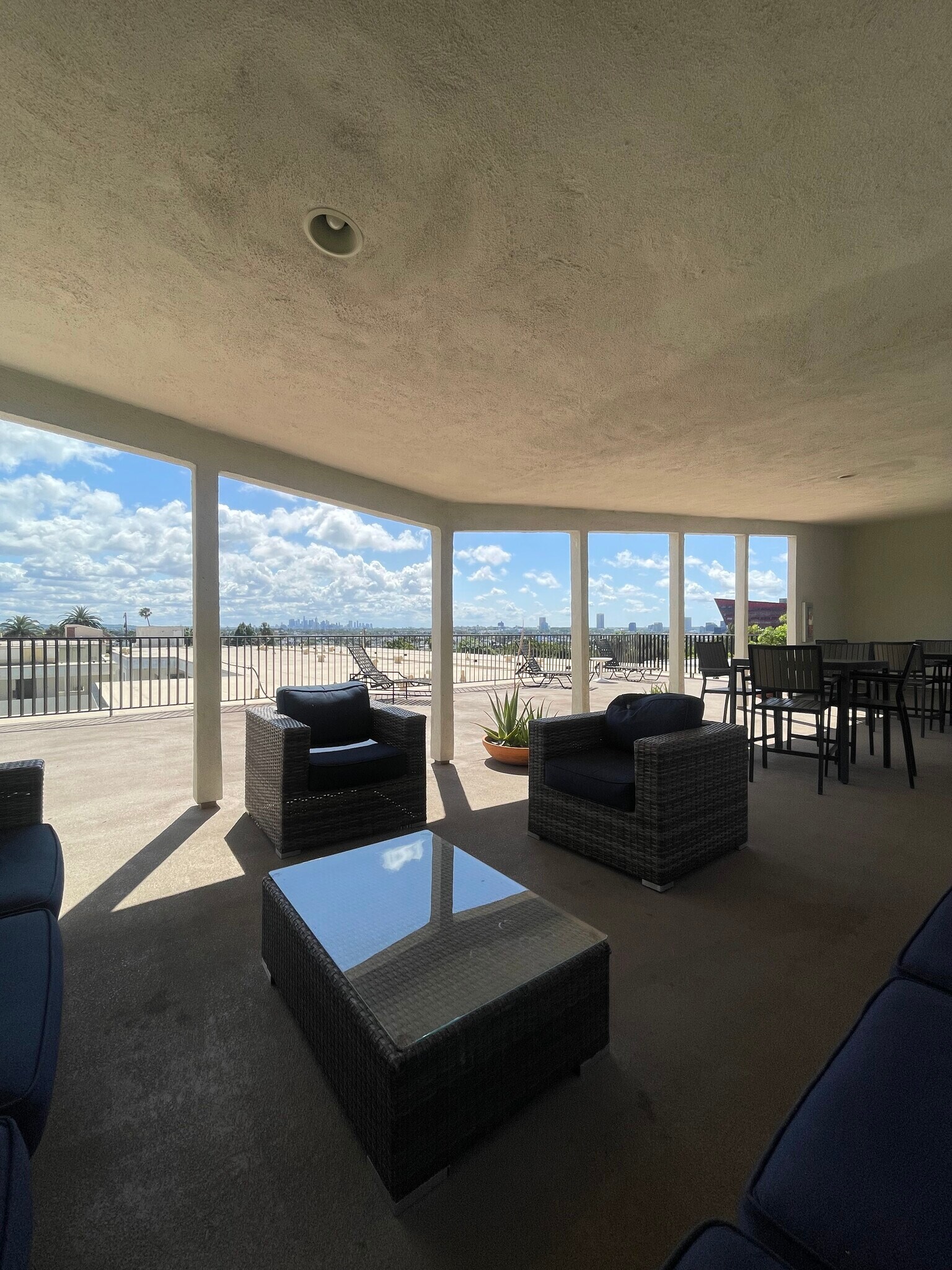 Rooftop deck with city views - 960 Larrabee St