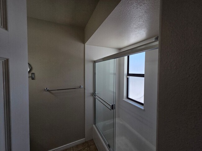 Building Photo - 1809 E Frier Dr