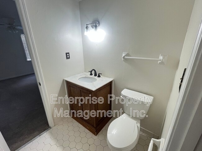 Building Photo - 9161 Gainsborough Dr
