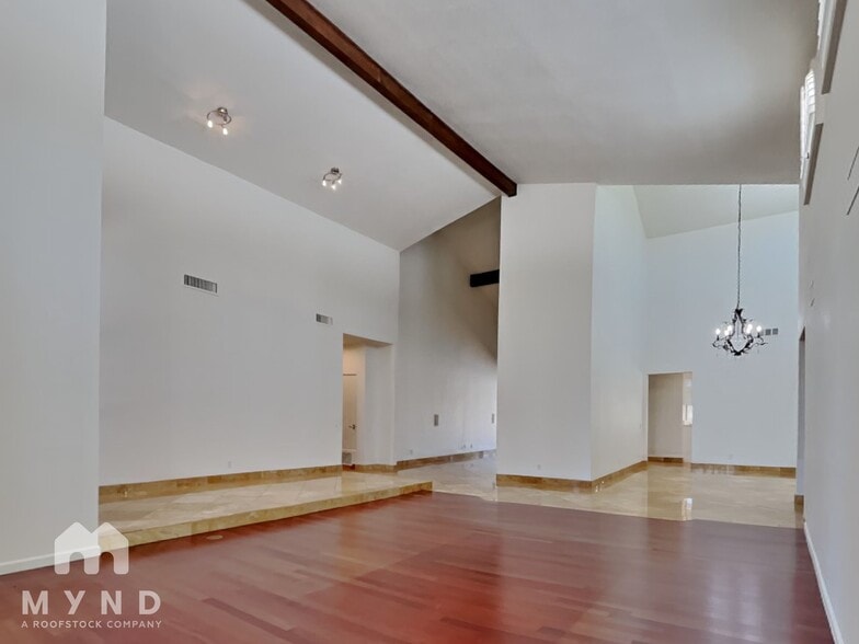 Building Photo - 8260 E Sutton Dr