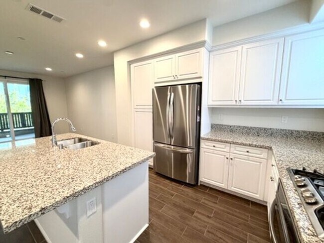Building Photo - Luxury Townhome for Lease in Rancho Cucamonga