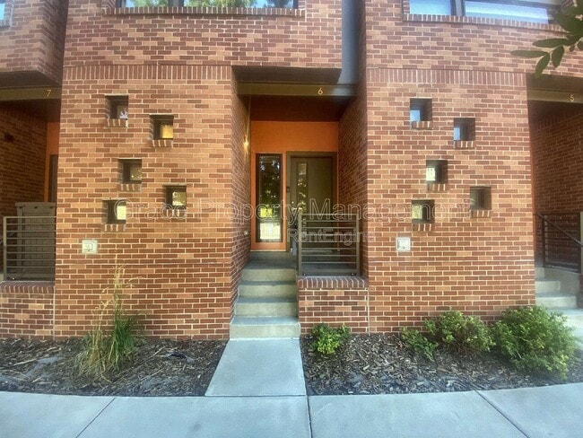 Building Photo - 2200 Tremont Pl