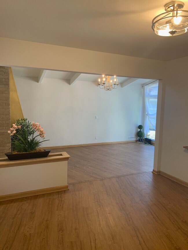 Building Photo - 454 E Fox Dale Ct