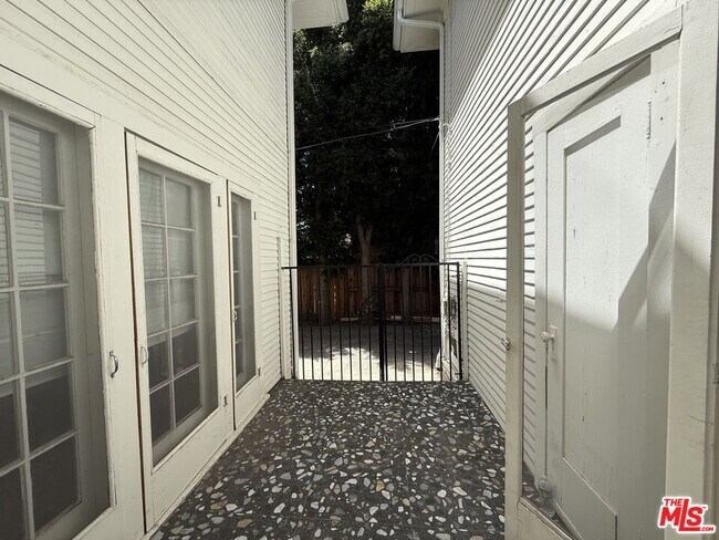 Building Photo - 830 S Norton Ave
