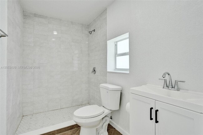 Building Photo - 2120-2122 Thomas Street Unit 2122