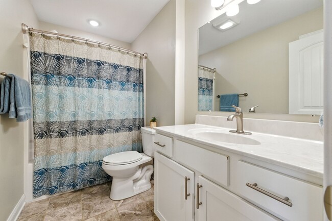Building Photo - Immaculate Townhouse with Finished Basement