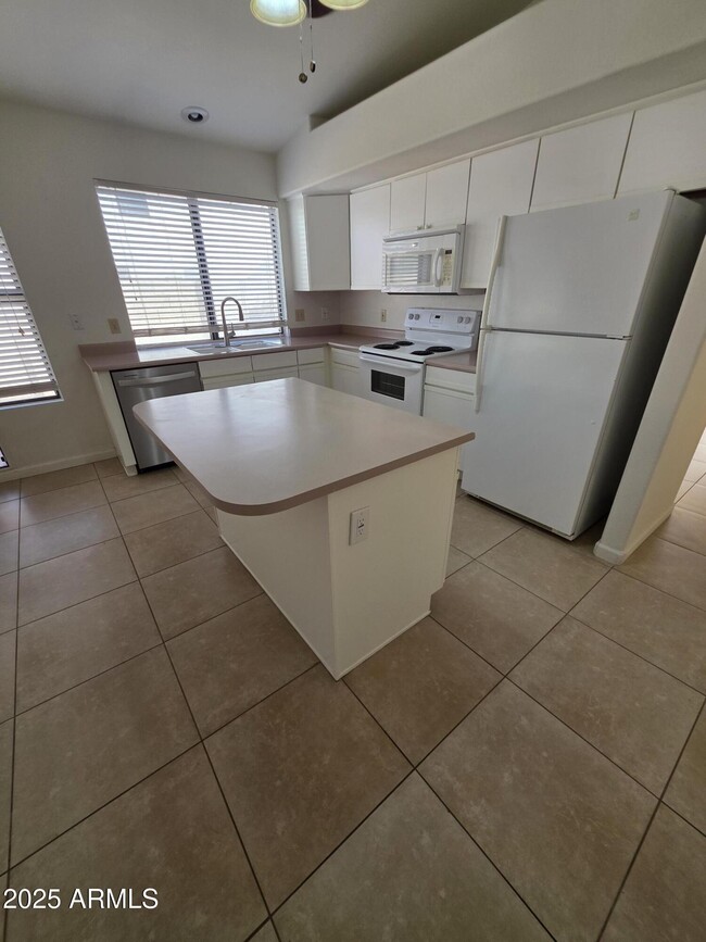 Building Photo - 5946 E Aire Libre Ln