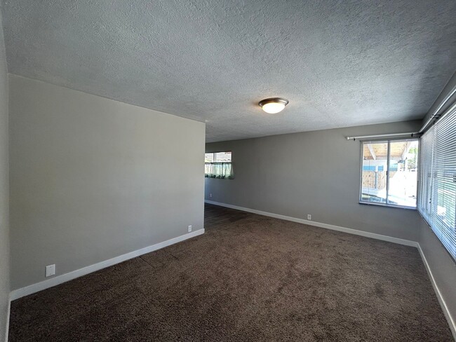 Building Photo - 3 Bedroom 1.75 Bathrooms House in Springvi...