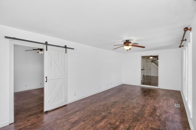 Building Photo - 3008 Lakeshore Dr