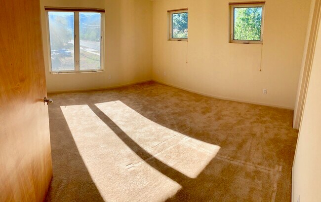2nd bdrm, mountain views - 21 Canyon View