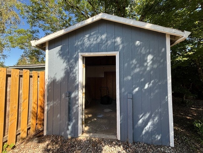 Building Photo - Freshly Updated Troutdale Gem with Enterta...
