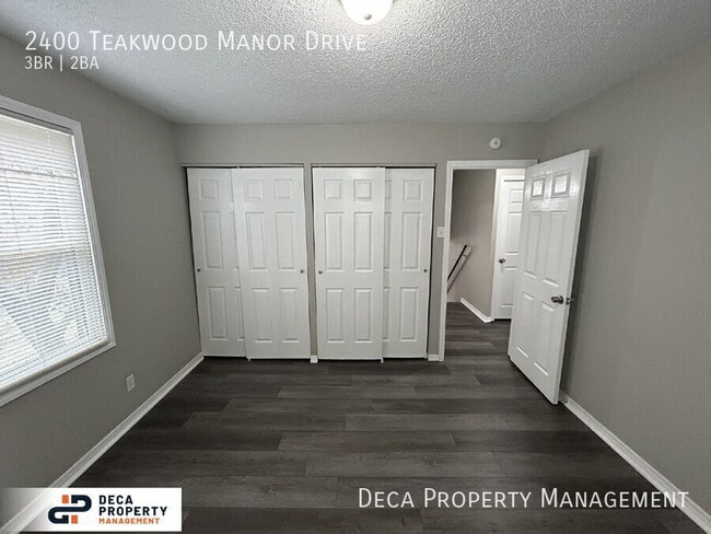 Building Photo - 2400 Teakwood Manor Dr
