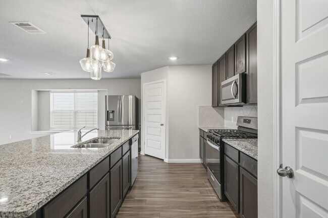 Building Photo - Move-In Special: 1/2 off your second full month of rent! Beautiful, Well-Maintained 3-Bedroom, 2-...