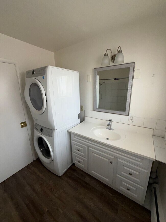 Building Photo - 1Bedroom RENOVATED Duplex With Washer/Dryer
