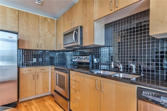 Building Photo - 943 Peachtree St NE