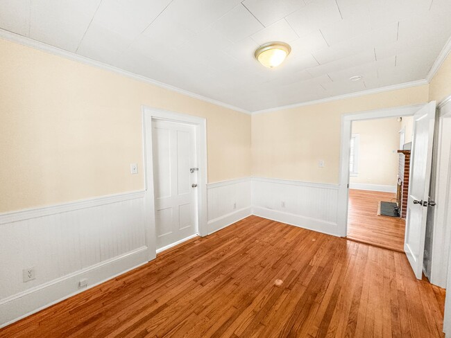 Building Photo - Charming older home in a peaceful, quiet neighborhood