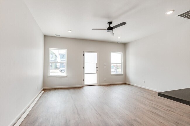 Building Photo - Urban living in Edmond