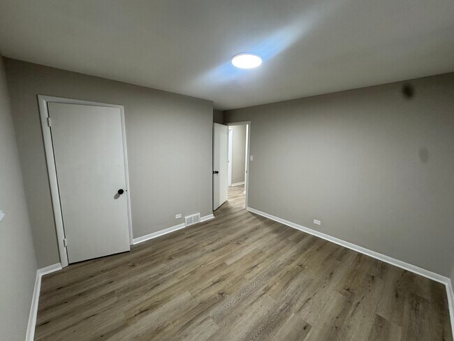 Building Photo - 15041 Oak St